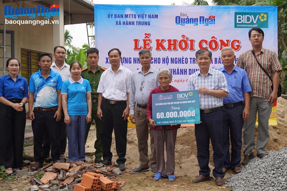 Báo Quảng Ngãi trao kinh phí hỗ trợ xây dựng nhà ở cho hộ nghèo