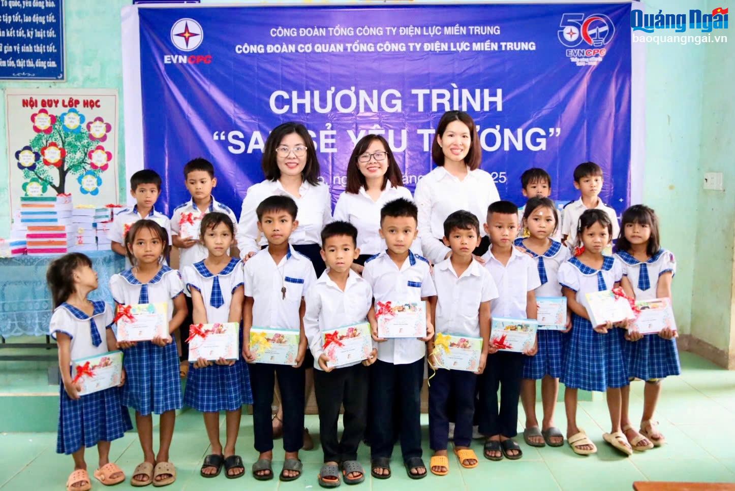 San sẻ yêu thương với học sinh xã Sơn Cao