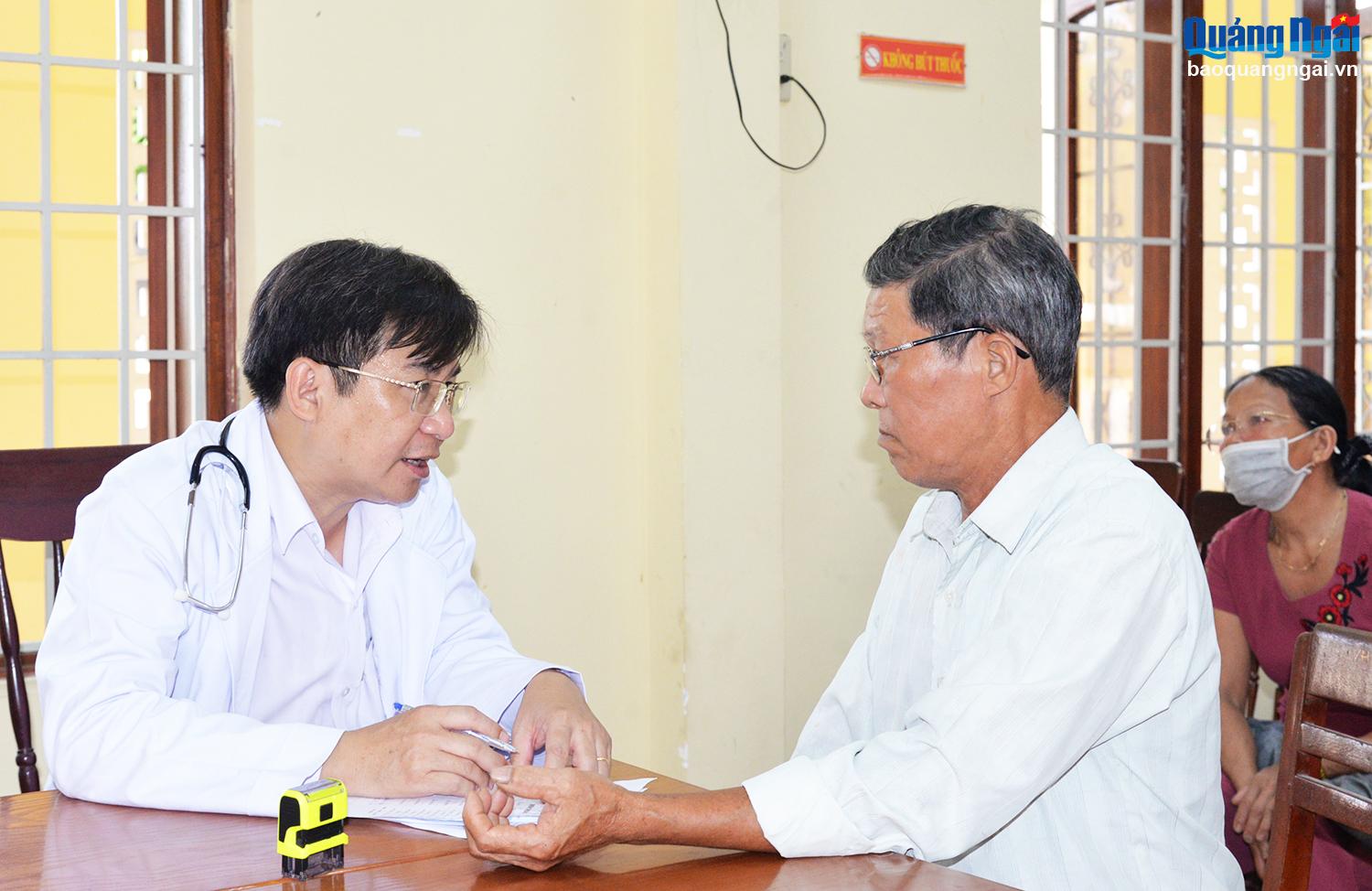 Khám bệnh, cấp thuốc cho 400 người dân huyện Sơn Tịnh