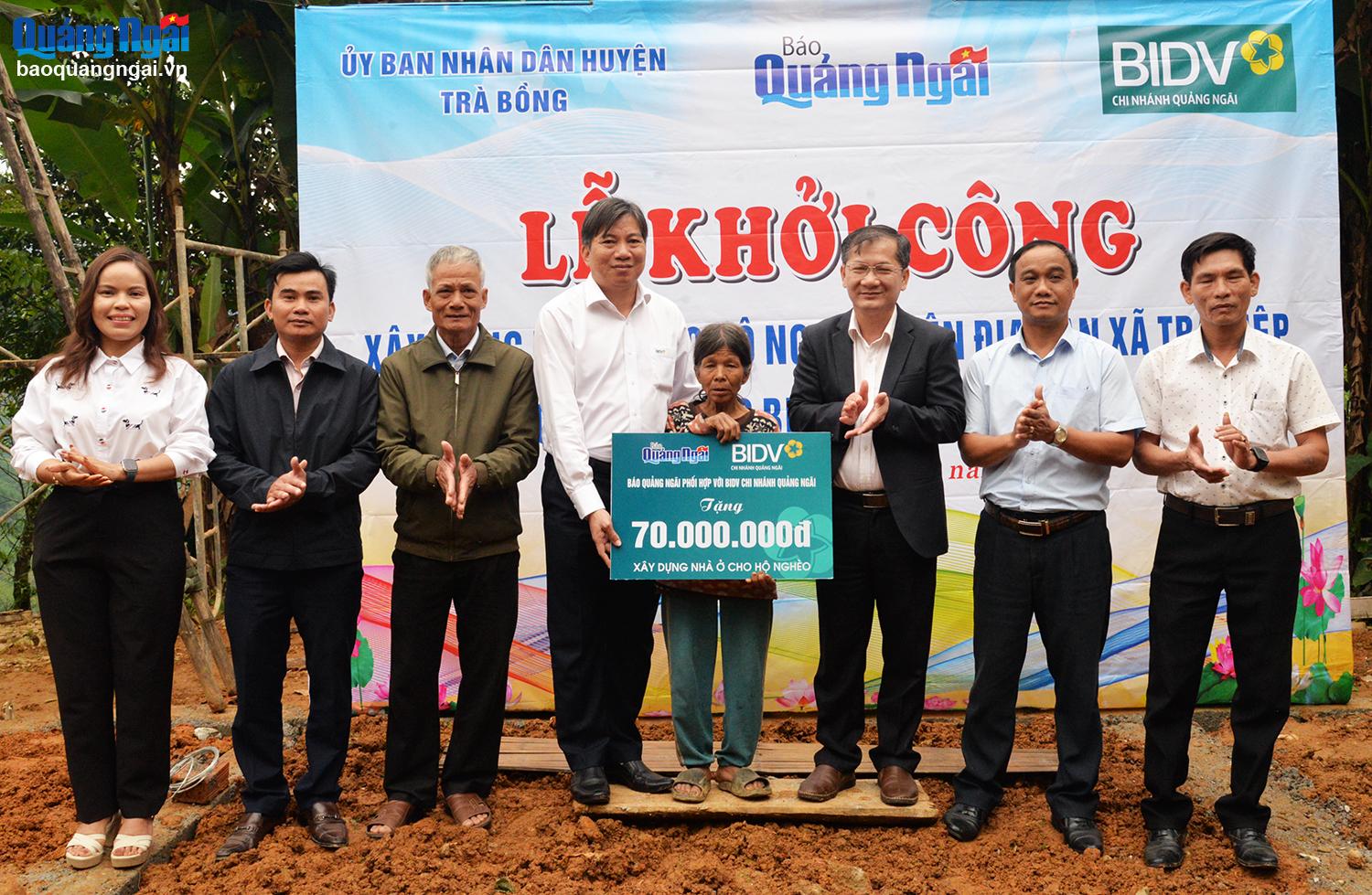 Khởi công xây nhà cho hộ nghèo ở huyện Trà Bồng