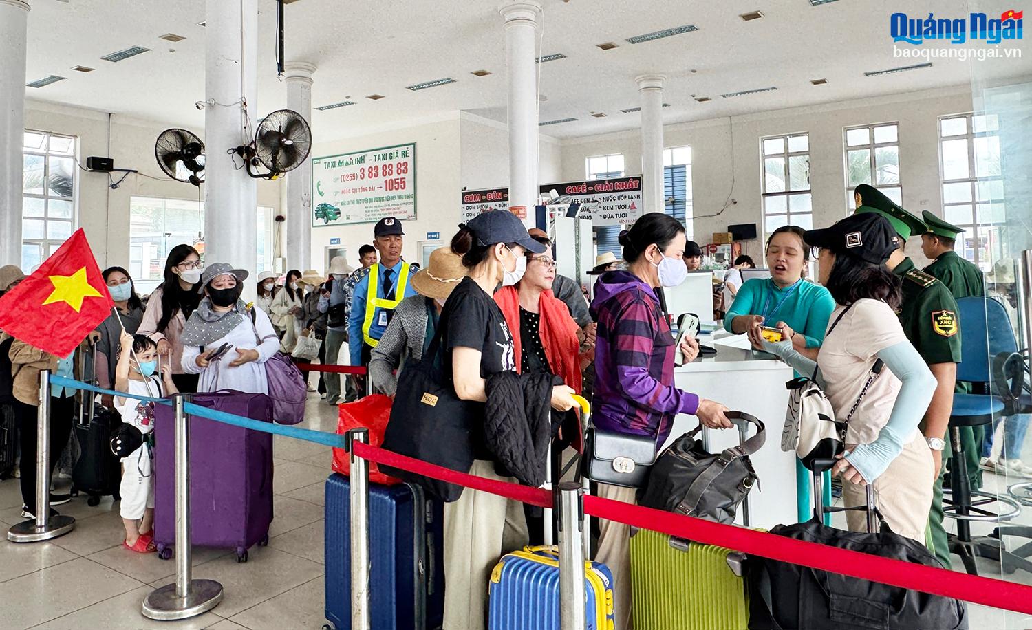 Hơn 2.500 khách đến Lý Sơn trong ngày đầu nghỉ lễ 30/4 và 1/5