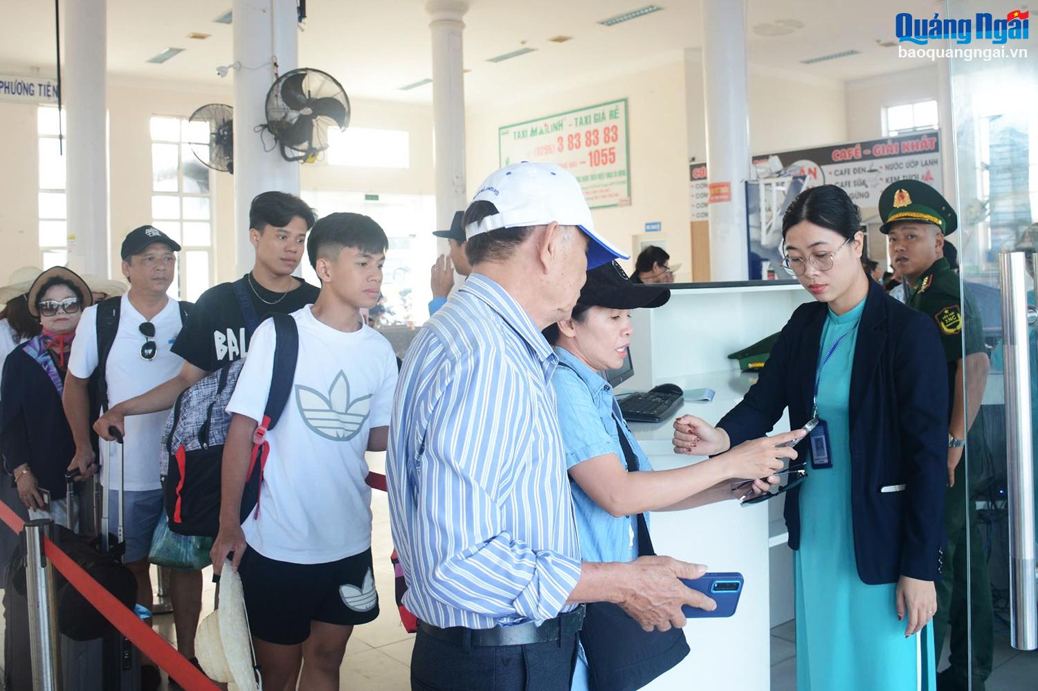 Lượng khách ra đảo Lý Sơn tăng cao