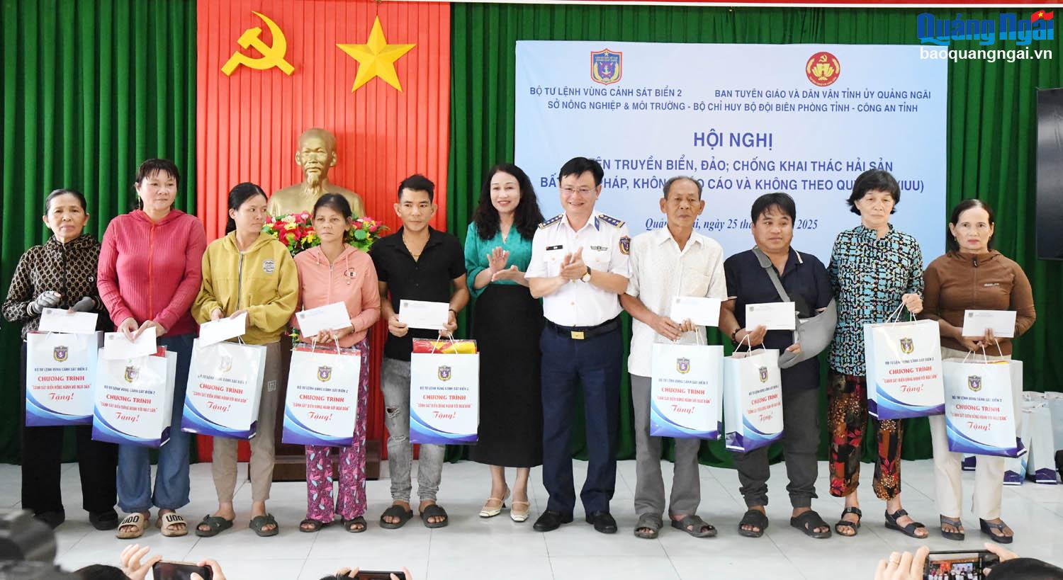 Tuyên truyền chống khai thác IUU cho ngư dân