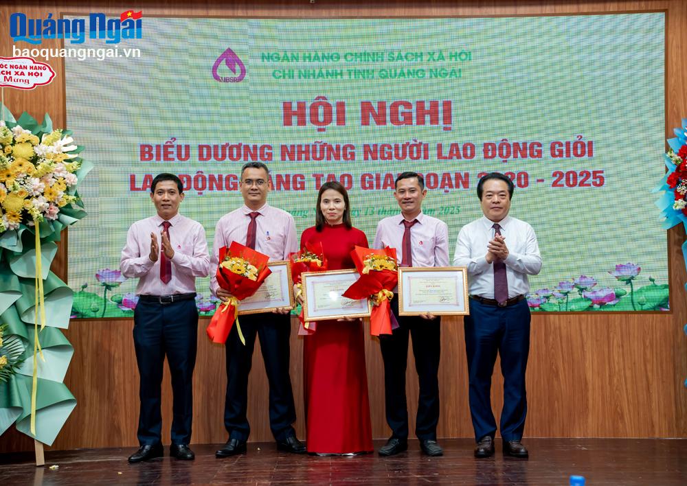 Biểu dương các tập thể, cá nhân điển hình trong thực hiện tín dụng chính sách 