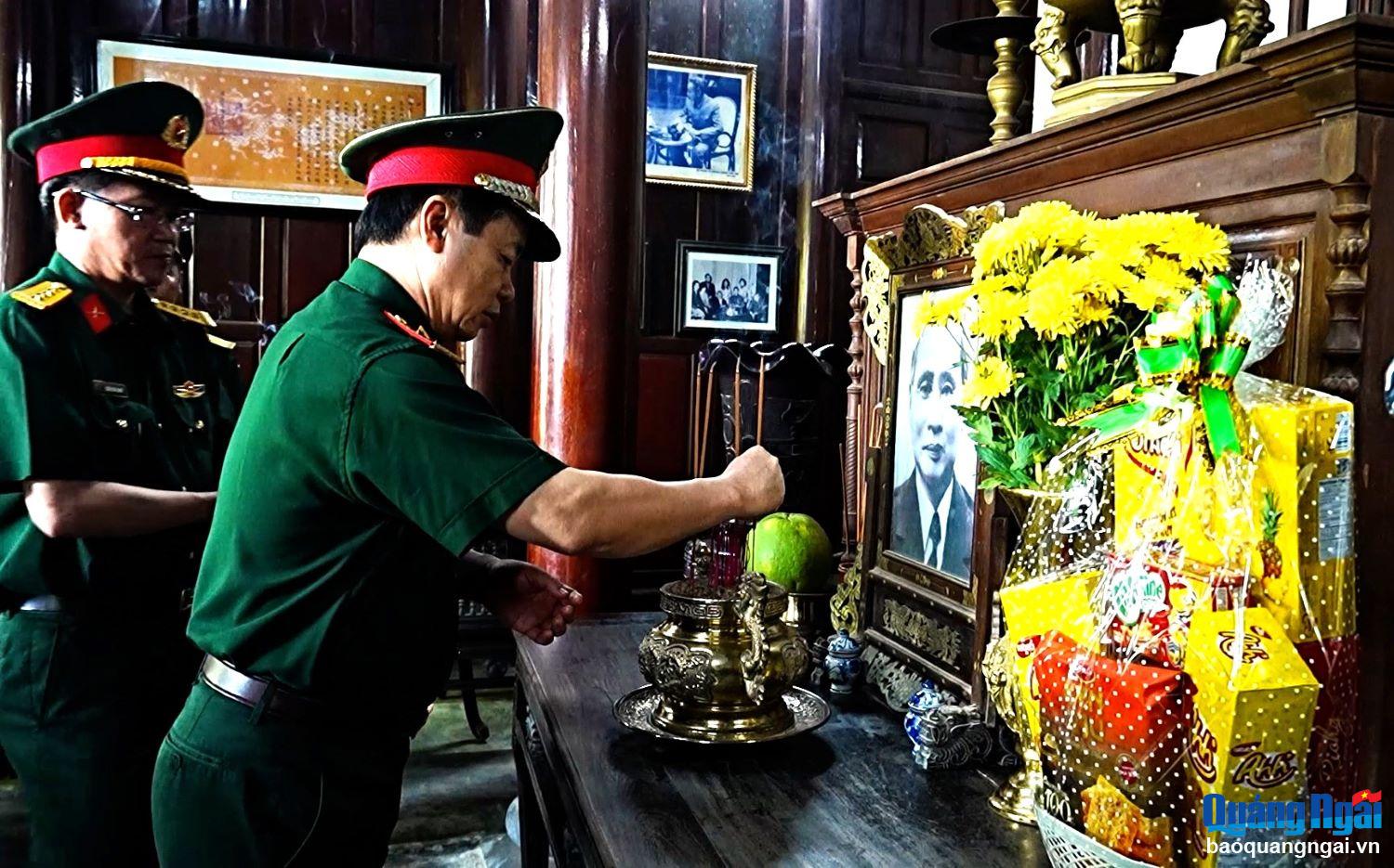 Trung tướng Đỗ Xuân Tụng dâng hương tưởng nhớ Thủ tướng Phạm Văn Đồng