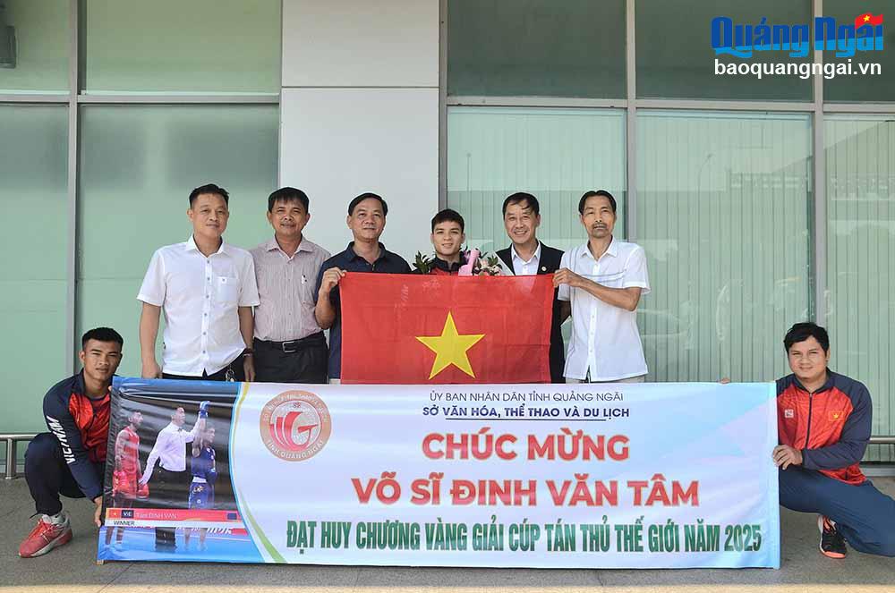 Đón vận động viên Đinh Văn Tâm đoạt huy chương vàng Giải Cúp tán thủ thế giới 2025 