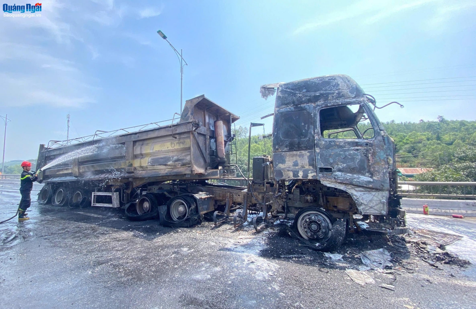 Ô tô tải bị cháy khi đang lưu thông