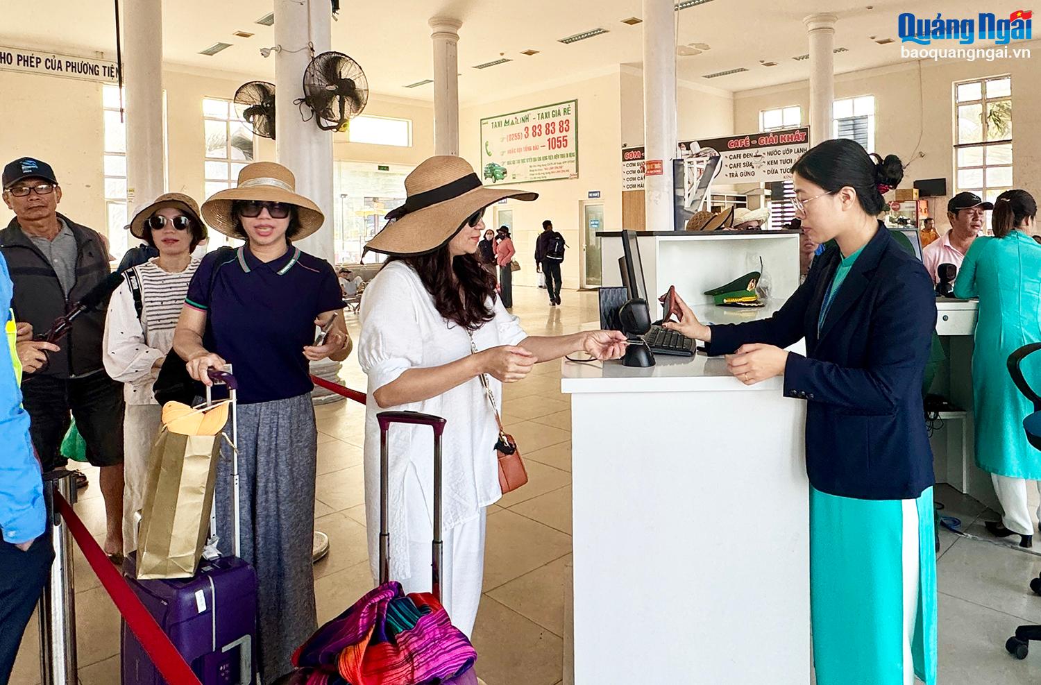 Mua vé tàu đi Lý Sơn bằng mã QR không tốn phí giao dịch