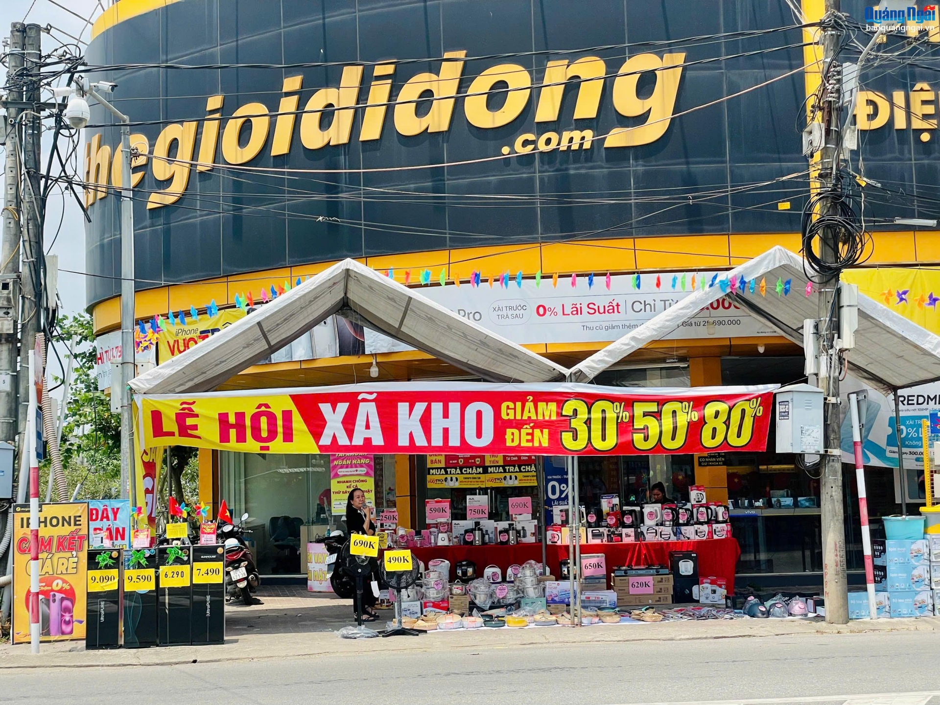 Cửa hàng Thế giới di động ngang nhiên lấn chiếm vỉa hè