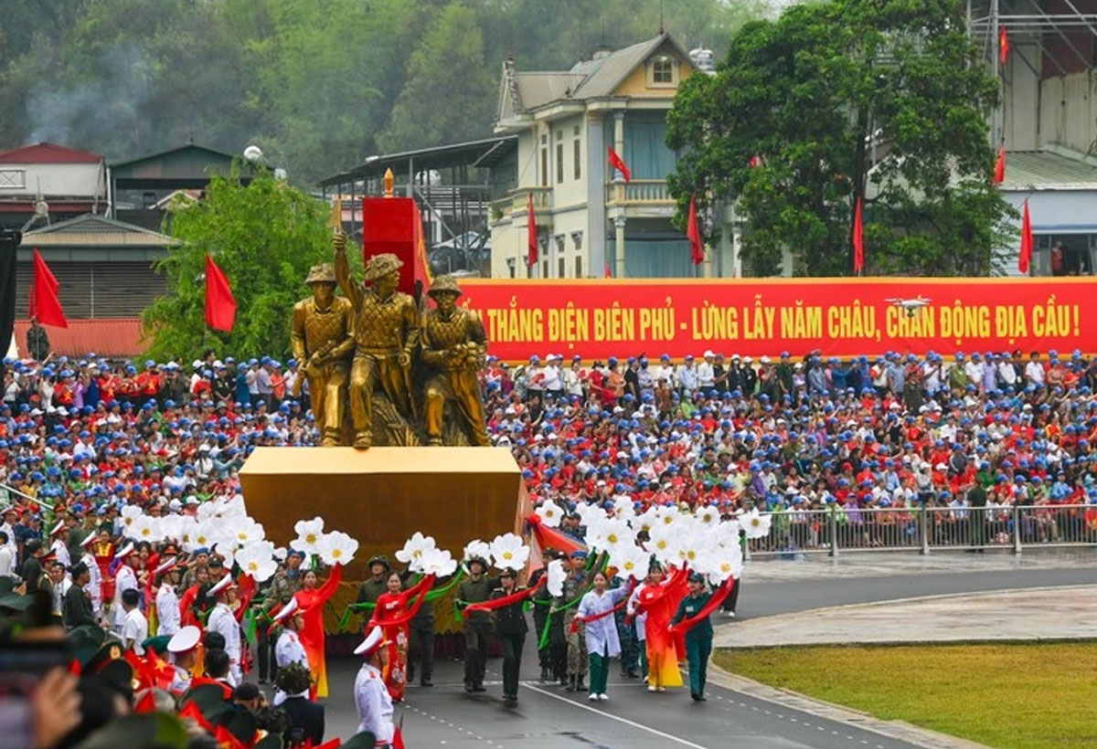 [Photos]. Người dân hào hứng với màn diễu binh, diễu hành qua các tuyến phố Điện Biên Phủ