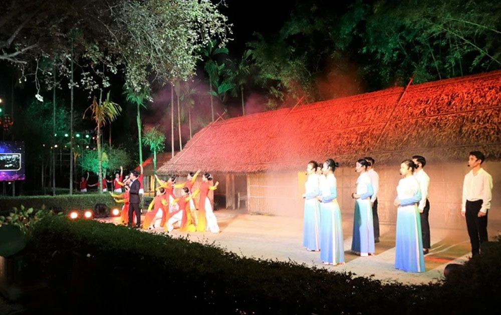 Xúc động chương trình nghệ thuật “Làng Sen nuôi chí lớn”