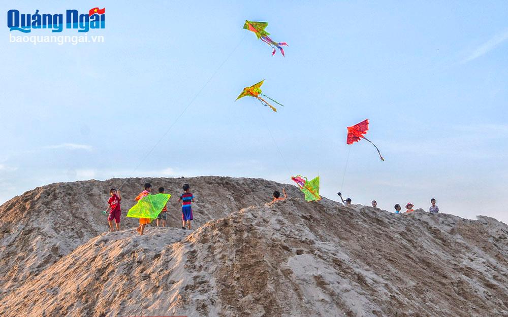 Tuổi thơ với trò chơi dân gian 