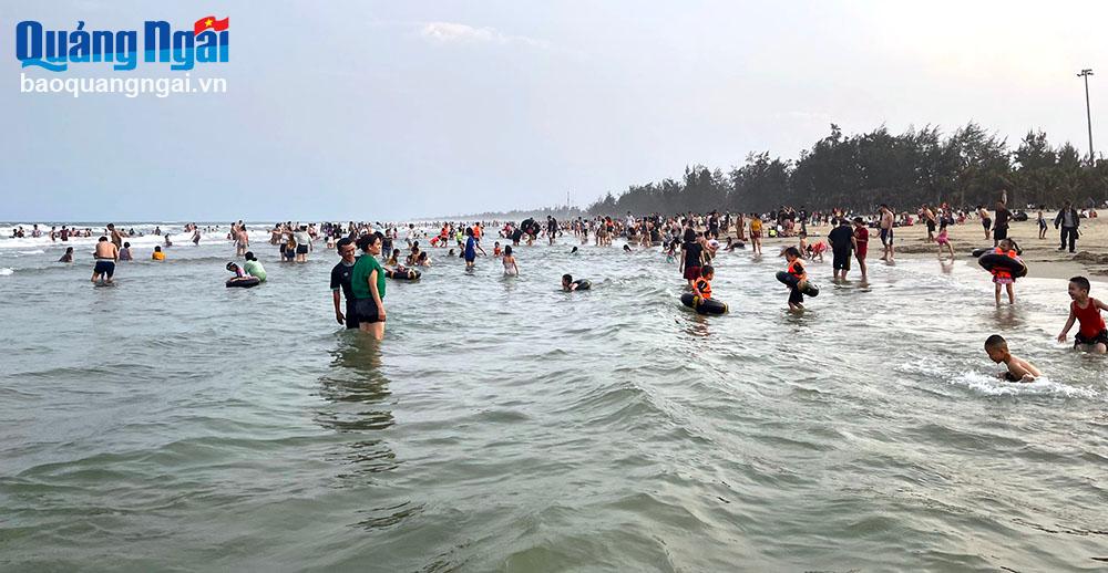 Nhộn nhịp mùa du lịch