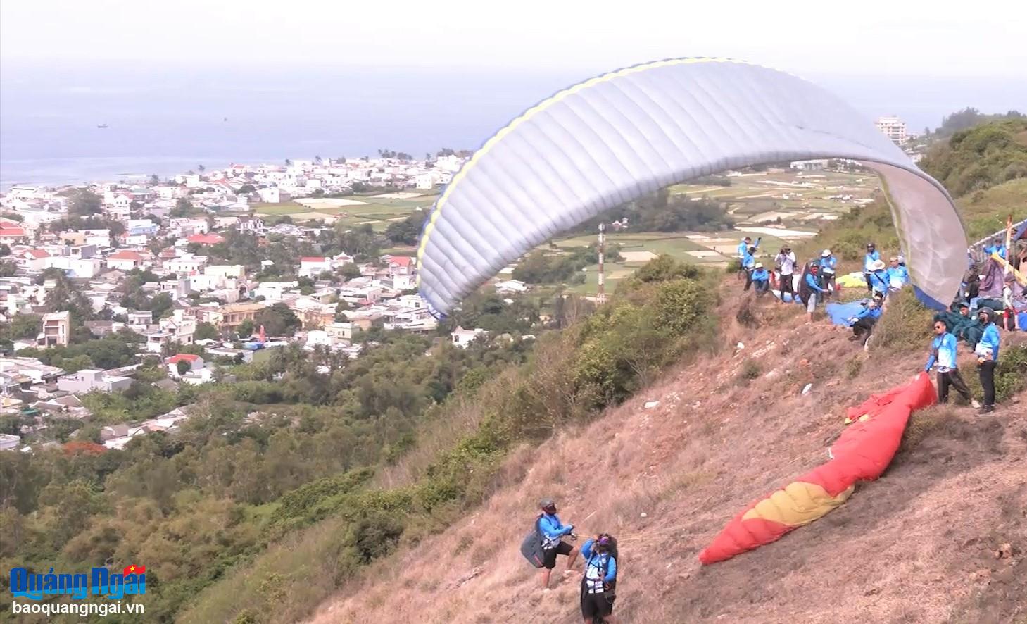 Gần 60 vận động viên tranh tài tại Giải Dù lượn tỉnh Quảng Ngãi