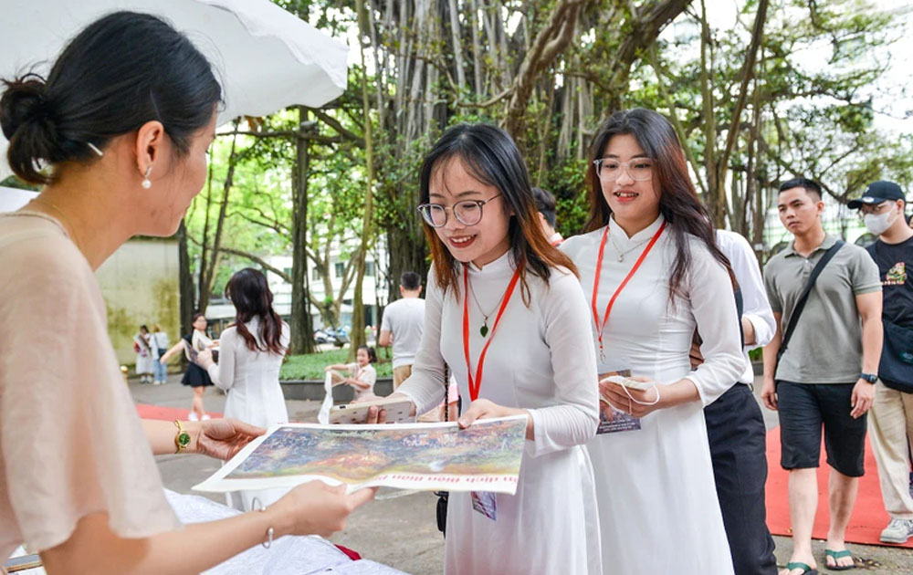 Báo Nhân Dân tặng bạn đọc 100.000 bản phụ san tranh panorama 