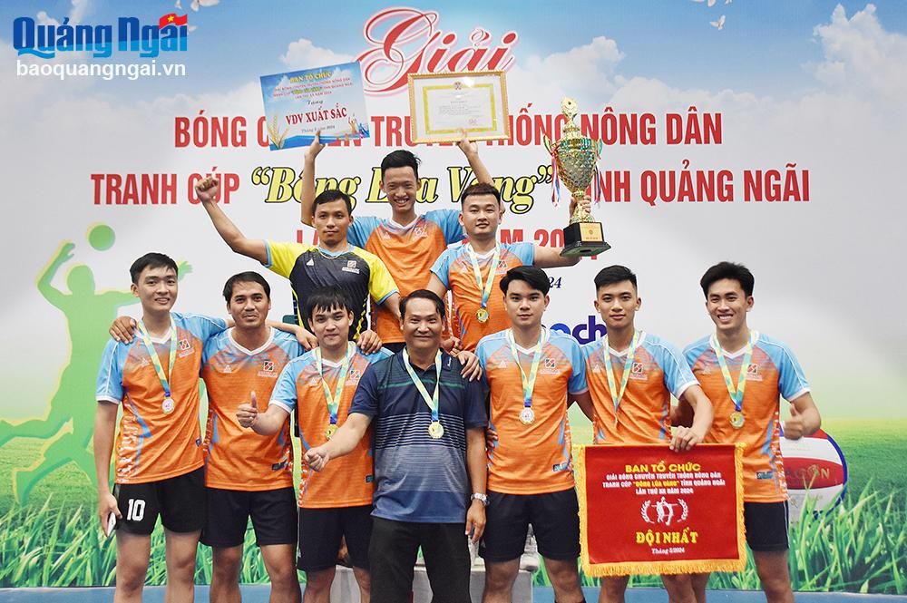 Nông dân đam mê bóng chuyền