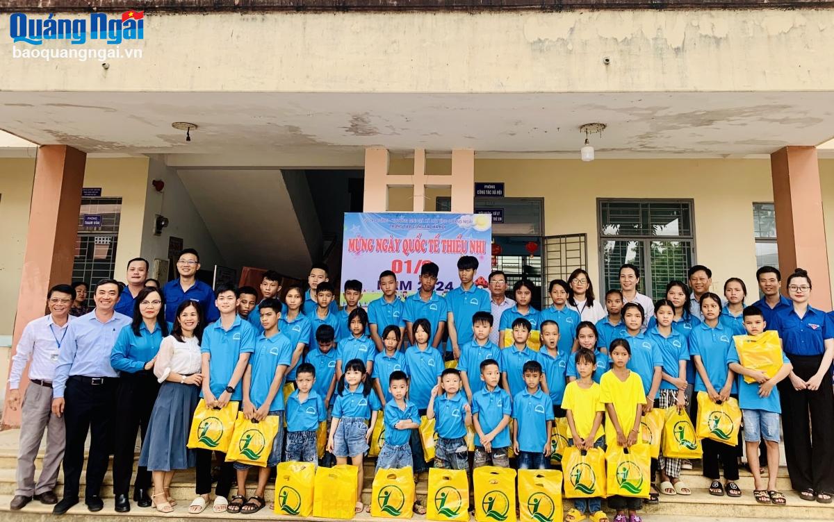 Thăm, tặng quà cho trẻ em nhân ngày Quốc tế Thiếu nhi 1/6