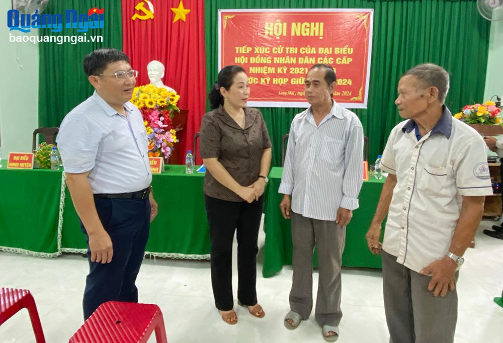 Phó Bí thư Tỉnh ủy Đinh Thị Hồng Minh tiếp xúc cử tri xã Long Mai