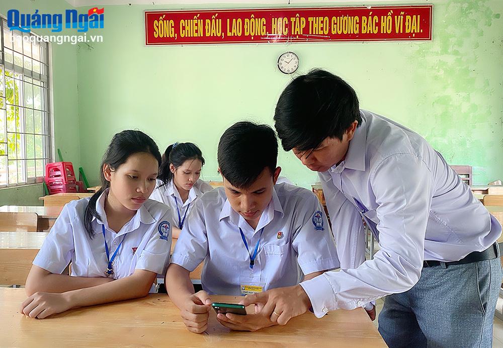 Thí sinh đăng ký dự thi tốt nghiệp THPT trực tuyến