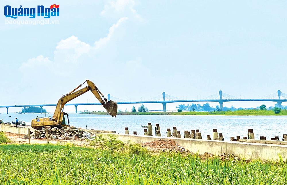 Các dự án kè bờ bắc sông Trà Khúc: Cần tháo gỡ vướng mắc 