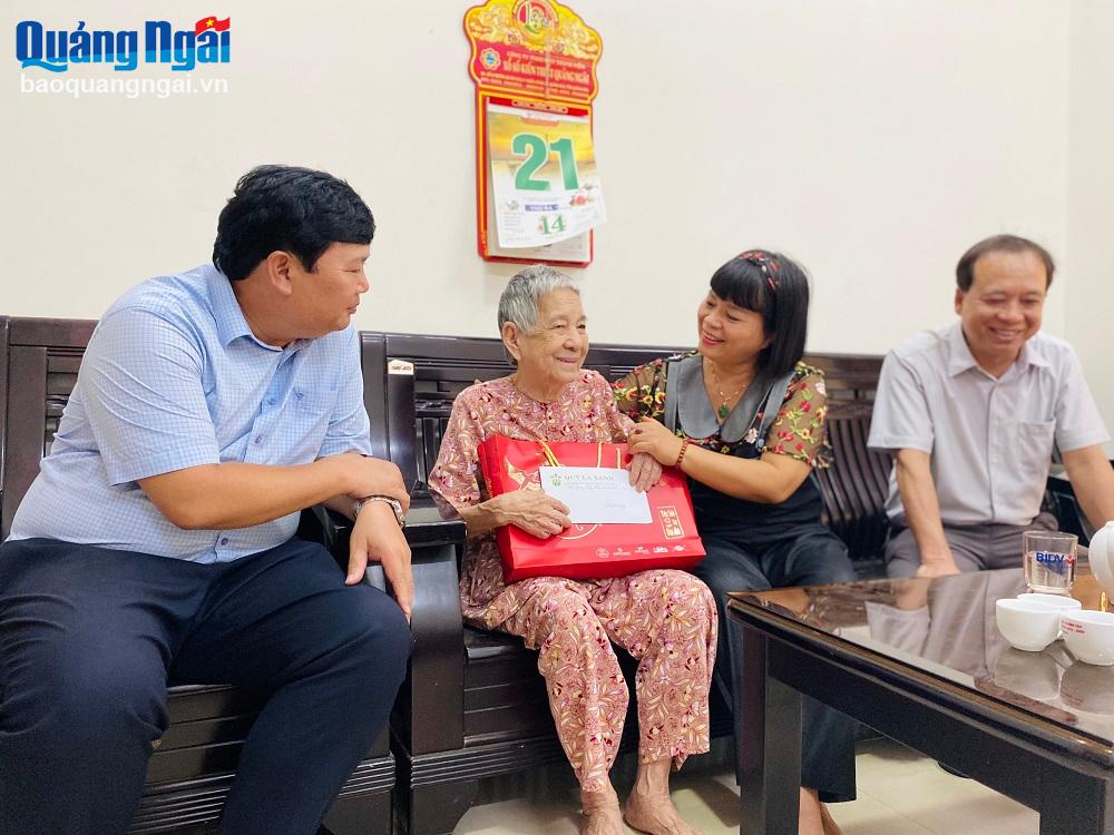 Trao tiền phụng dưỡng 61 Mẹ Việt Nam Anh hùng