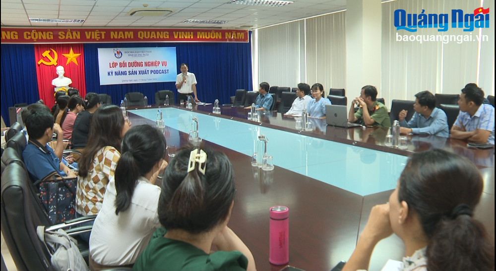 Bồi dưỡng kỹ năng sản xuất podcast