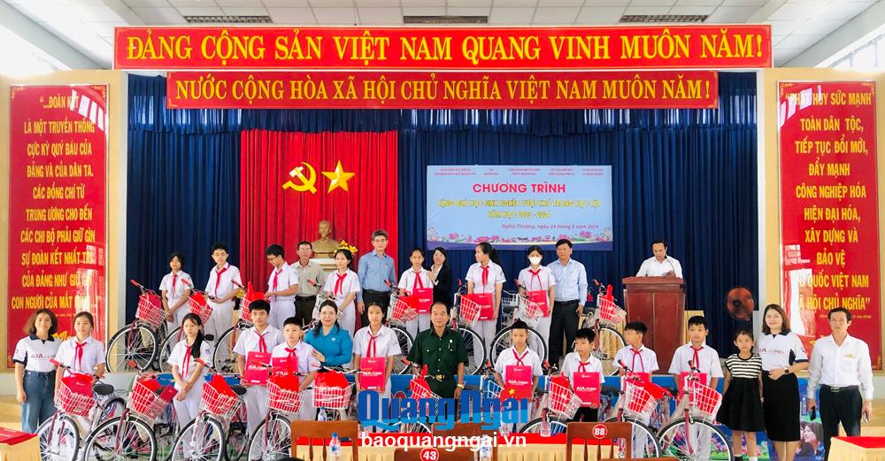 Tặng quà cho học sinh nghèo xã nghĩa Thương
