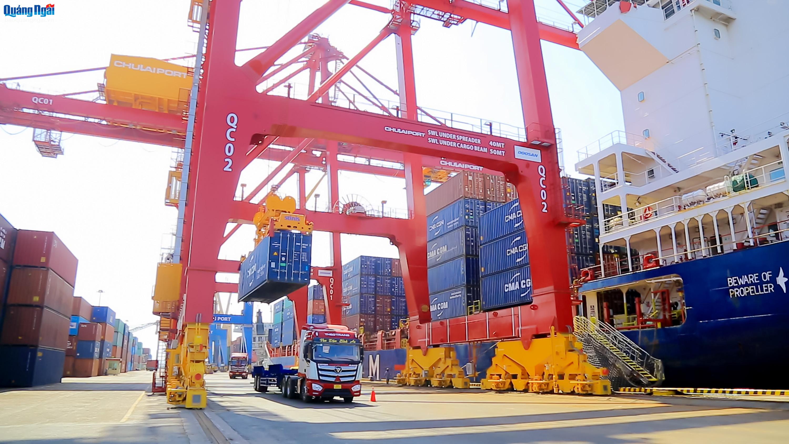 Doosan Vina bàn giao 2 cẩu bờ cho cảng Chu Lai 