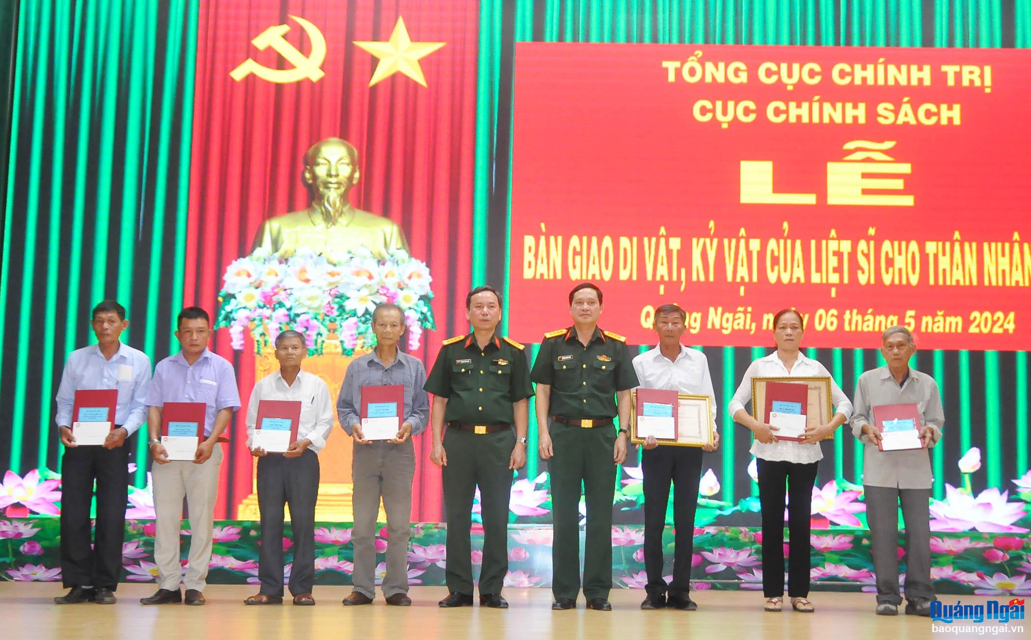 Bàn giao kỷ vật của 7 liệt sĩ cho gia đình