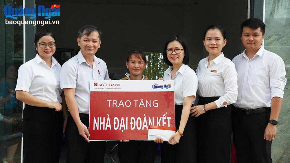 Báo Quảng Ngãi bàn giao nhà đại đoàn kết cho hộ nghèo