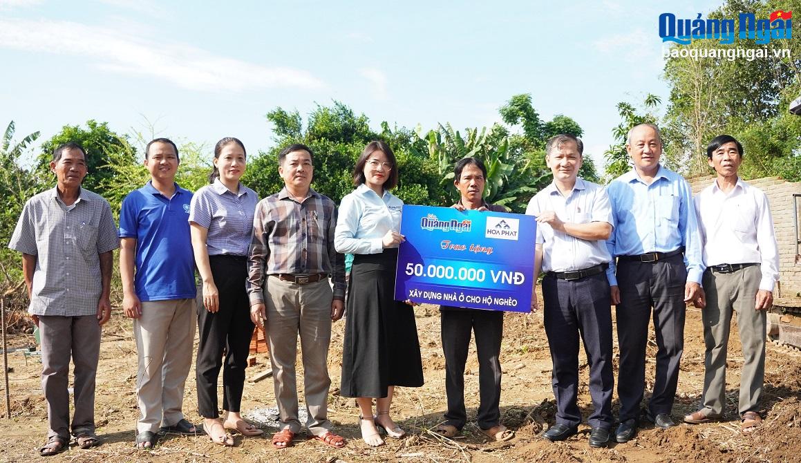 Báo Quảng Ngãi trao kinh phí xây dựng nhà ở cho hộ cận nghèo
