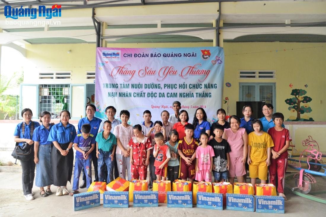 Thăm, tặng quà cho nạn nhân chất độc da cam