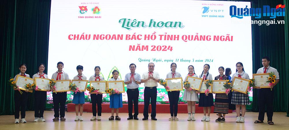 Tuyên dương 100 Cháu ngoan Bác Hồ