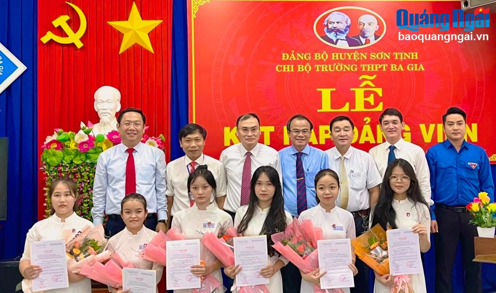 Chi bộ Trường THPT Ba Gia kết nạp 6 đảng viên là học sinh