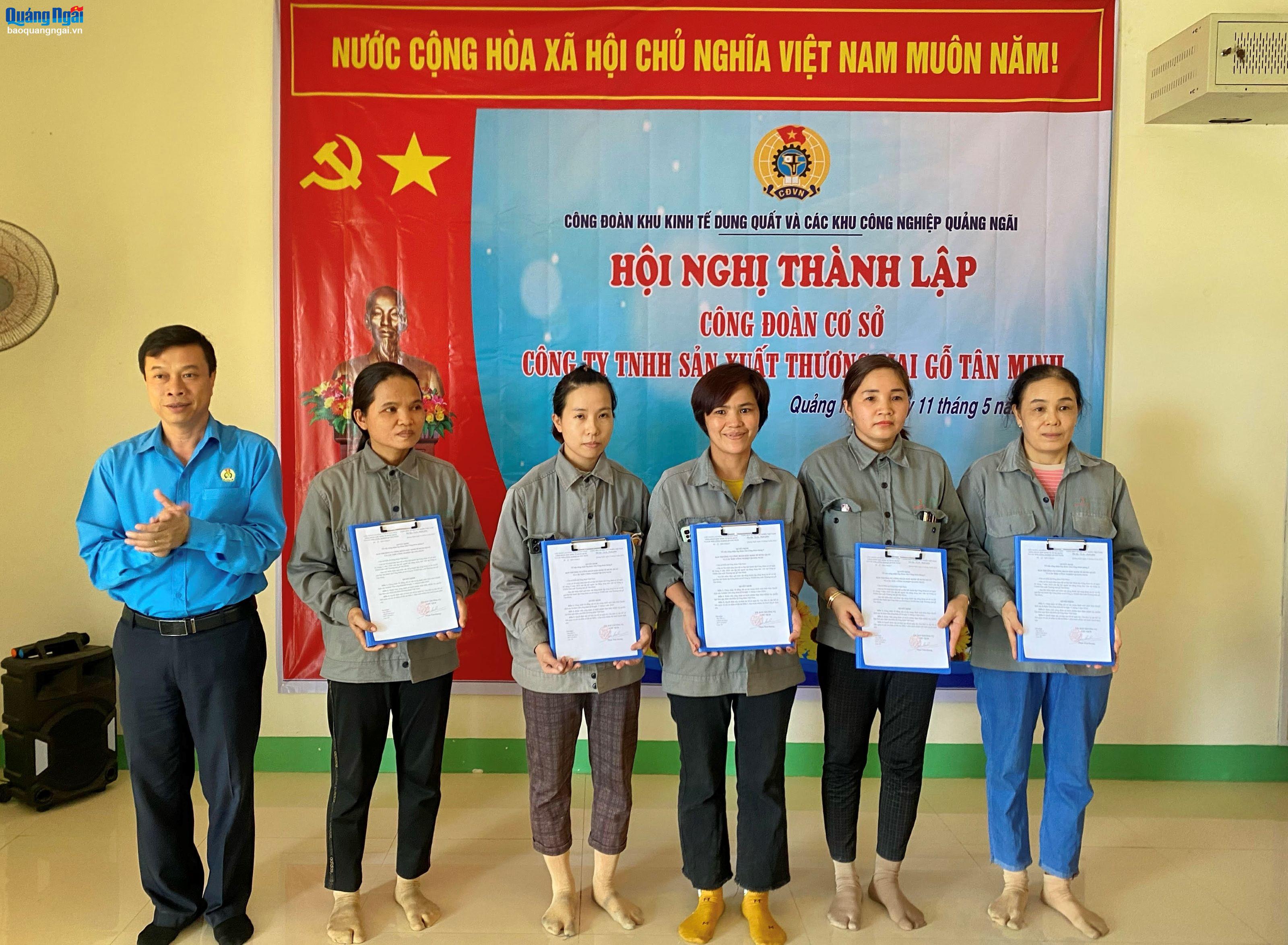 Kết nạp 34 công nhân vào tổ chức công đoàn