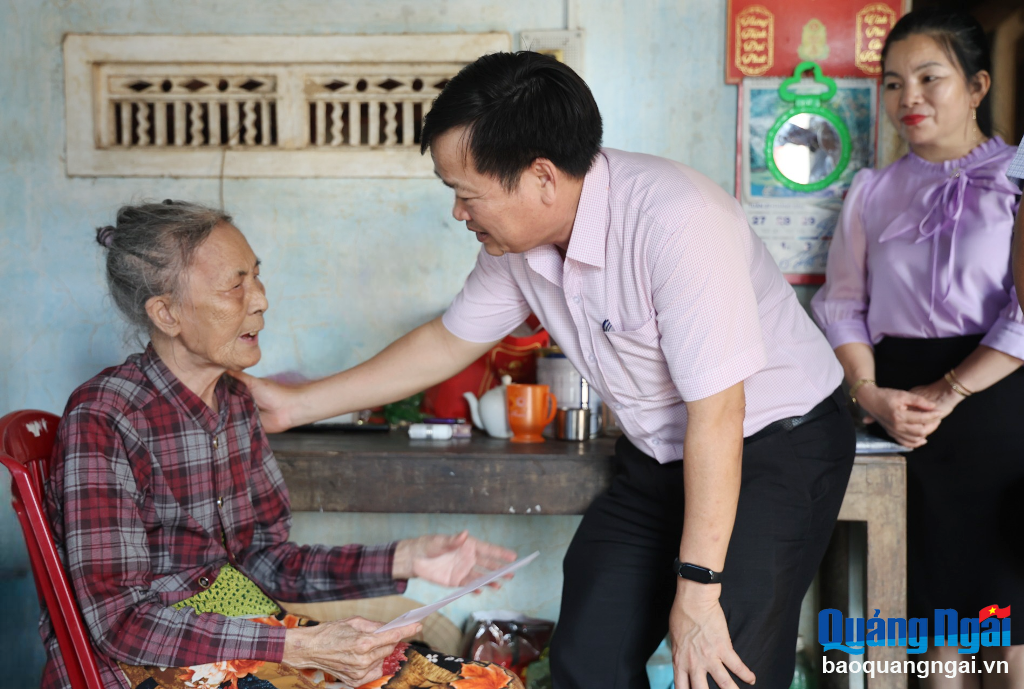 Thăm, tặng quà gia đình chiến sĩ Điện Biên