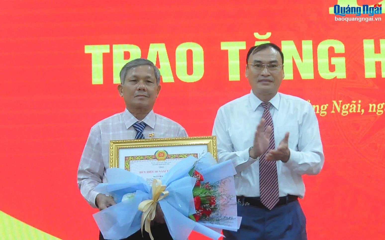 Trao tặng Huy hiệu 40 năm, 30 năm tuổi Đảng cho đảng viên