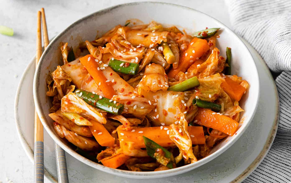 Kim chi có nhiều lợi ích sức khỏe nhưng ai không nên ăn?