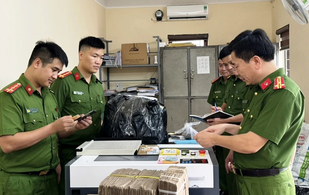 Triệt phá đường dây sản xuất giấy phép lái xe, đăng ký xe giả