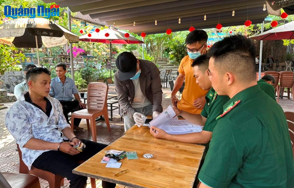 Đặc nhiệm biên phòng bắt đối tượng tàng trữ chất cấm