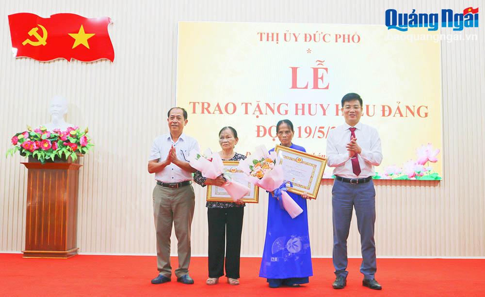 Thị ủy Đức Phổ tổ chức trao tặng Huy hiệu Đảng đợt 19/5