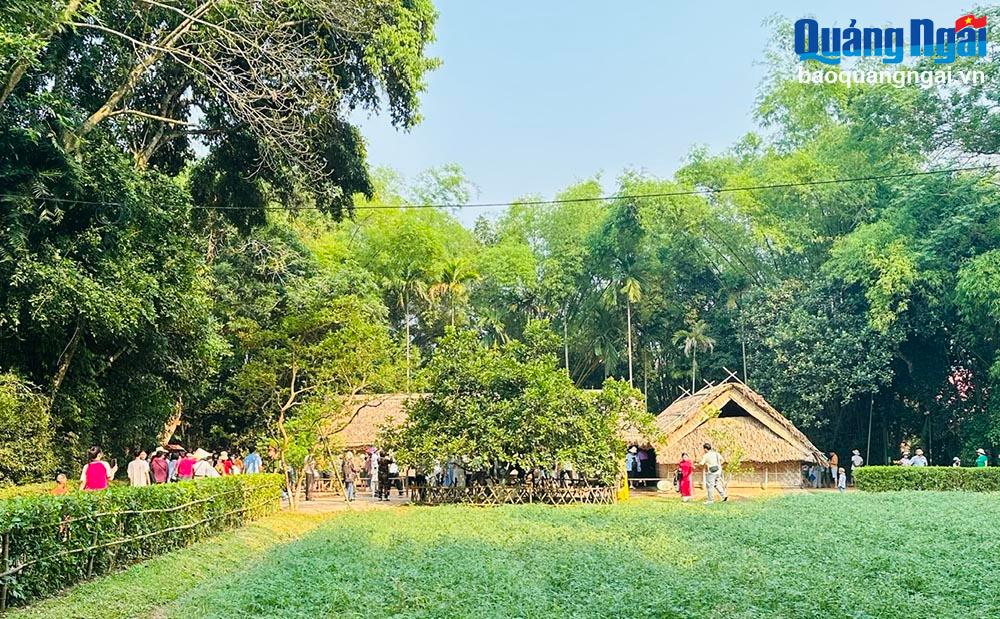 Tác giả - Tác phẩm: Hình tượng Bác Hồ trong thơ