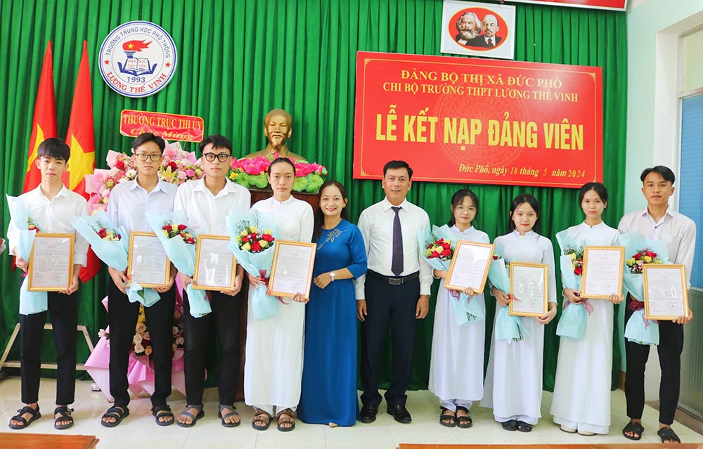 Nhiều trường THPT kết nạp đảng cho học sinh