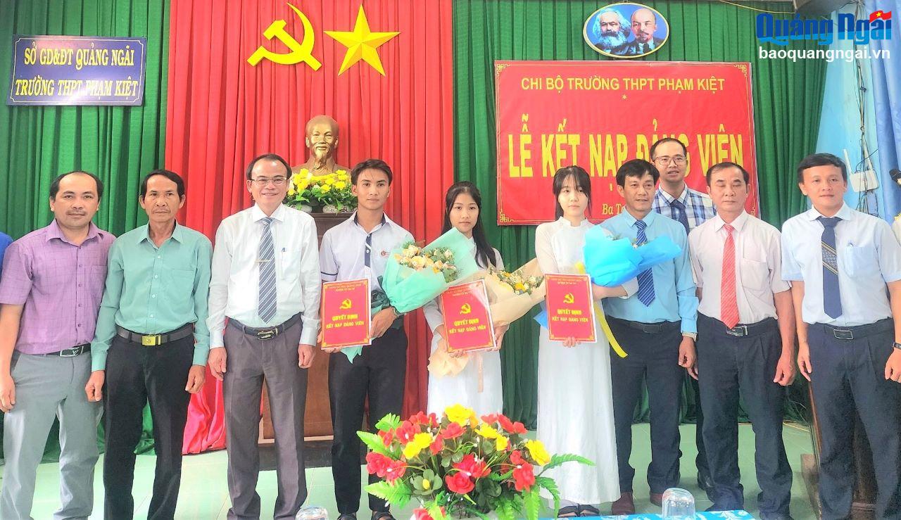 Chi bộ Trường THPT Phạm Kiệt kết nạp 3 đảng viên là học sinh
