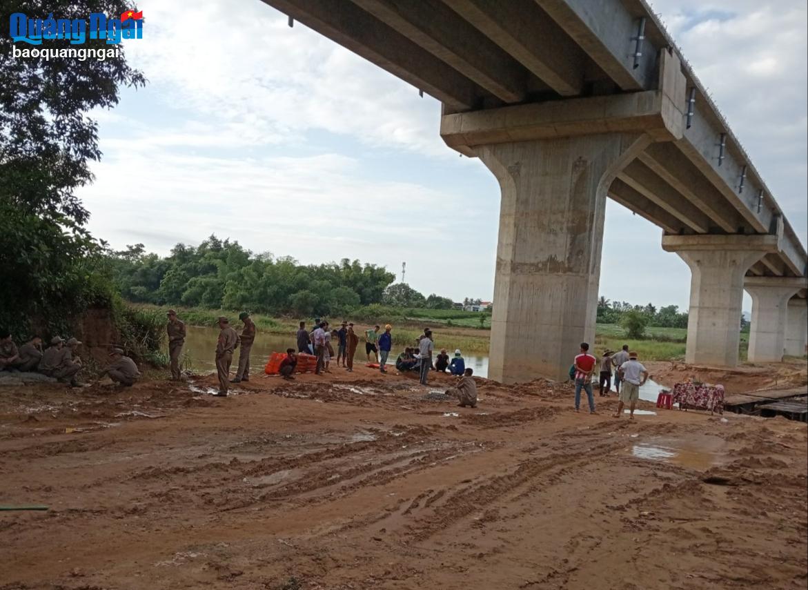 Một công nhân bị nước cuốn trôi