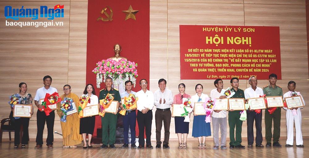 Tuyên dương gương điển hình trong học tập và làm theo Bác