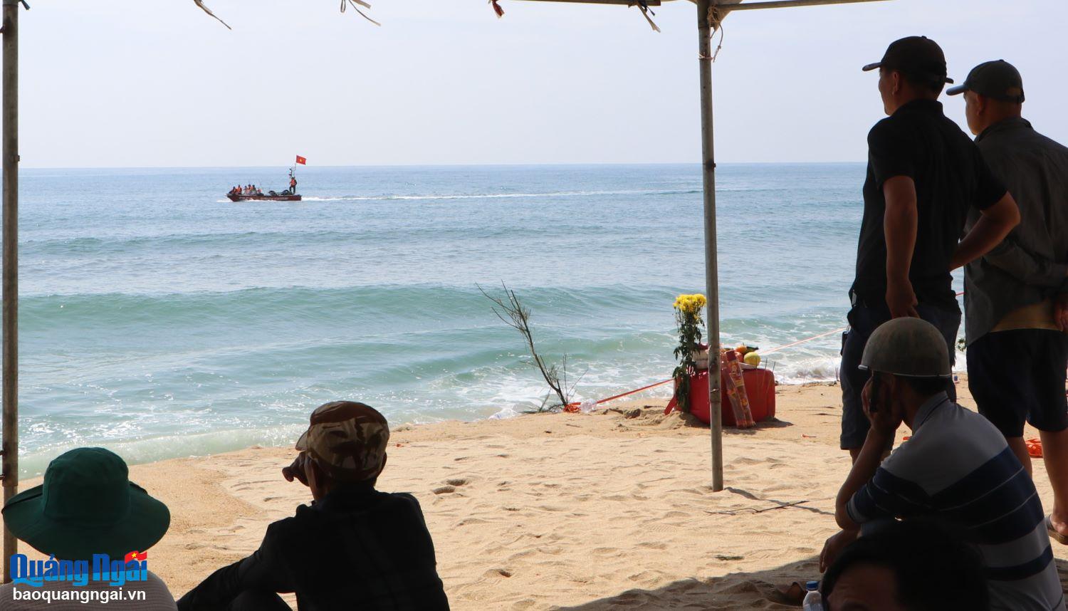 Đã tìm thấy 1 thi thể nạn nhân đuối nước tại biển Mộ Đức