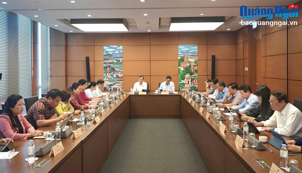 Đoàn ĐBQH tỉnh thảo luận, góp ý các dự án luật
