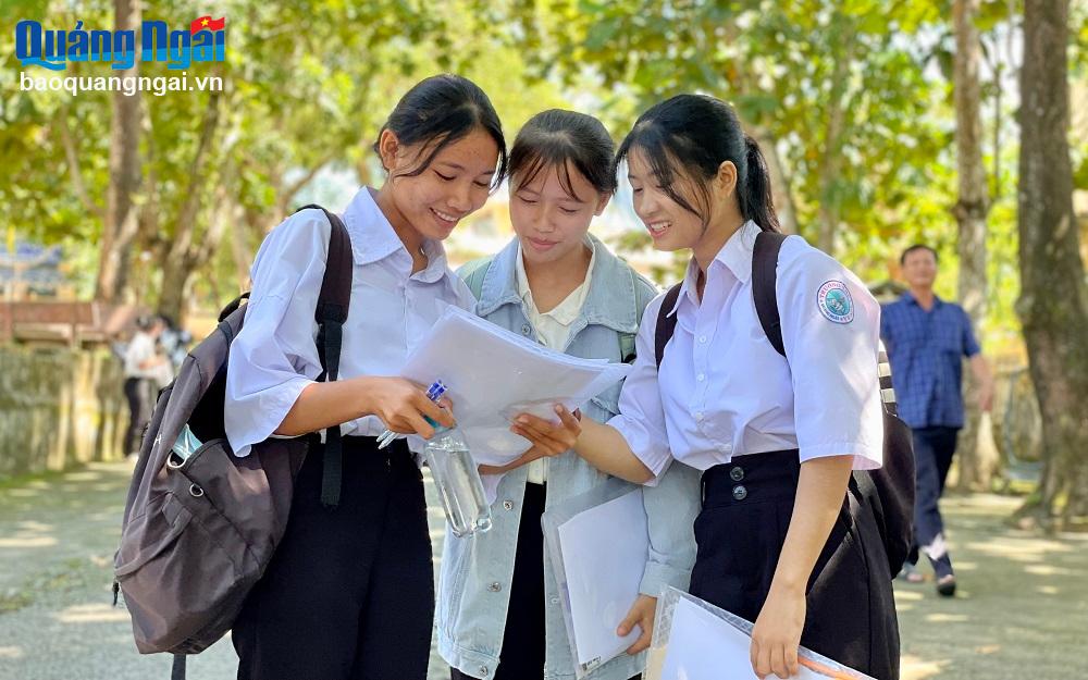 Kết thúc thi môn Ngữ văn, thí sinh rời phòng thi với tâm trạng thoải mái