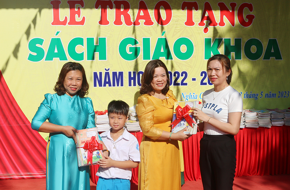 Tặng sách, trao yêu thương